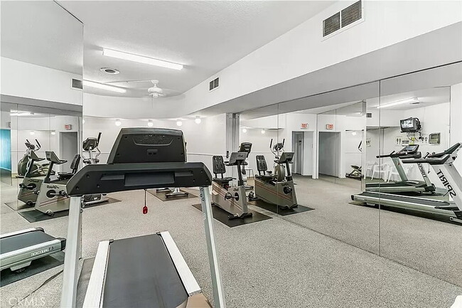 Building Photo - "Discover Coastal Living: Spacious 2-Bed, 2-Bath Retreat in Newport Beach!"