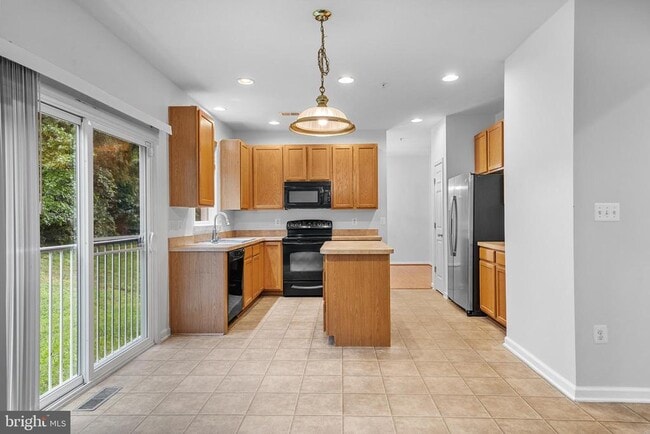 Building Photo - 21375 Lookout Dr