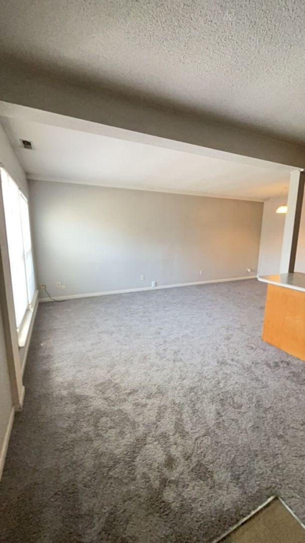 Building Photo - Close to Campus