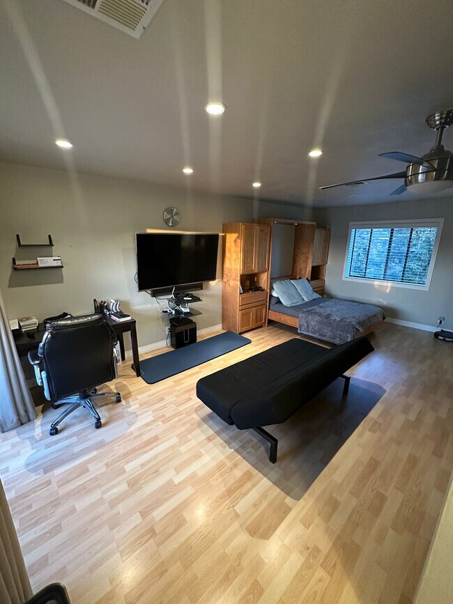Building Photo - 284 Stonegate Cir