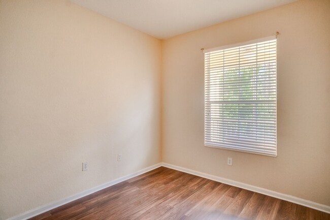 Building Photo - Cute 3/2 Condo in Horizons at Vista Lakes (Gated) with Updated Flooring and Front Parking Space