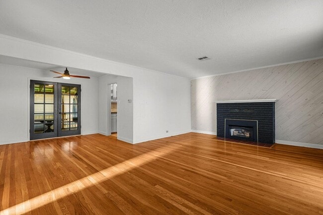 Building Photo - Large Family Home