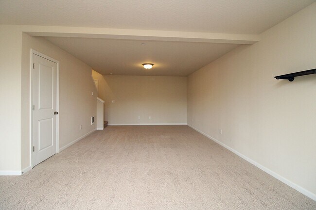 Building Photo - 3 Bedroom Luxury Townhouse in Beautiful Happy Valley