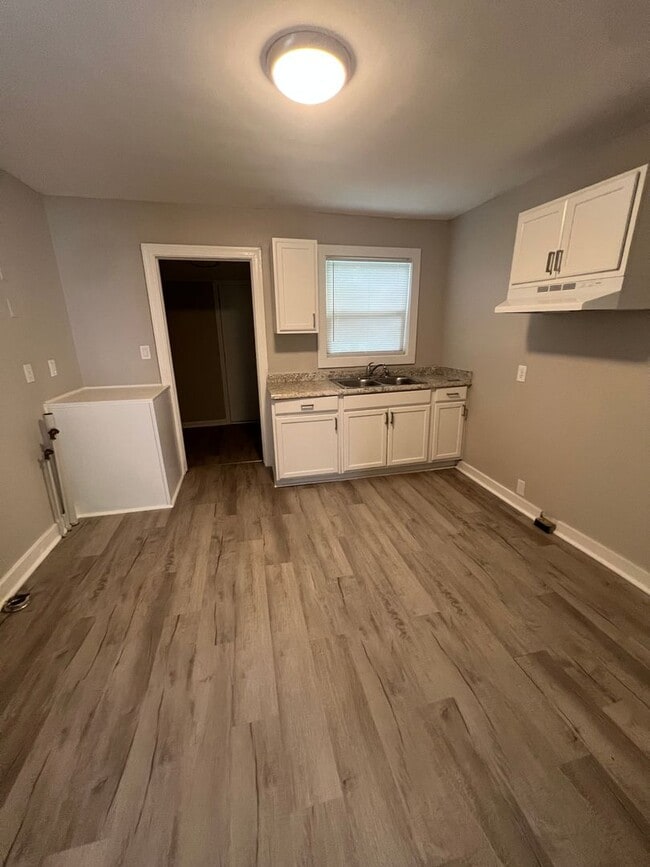 Building Photo - Remodeled 2 Bedroom in Camp North End area