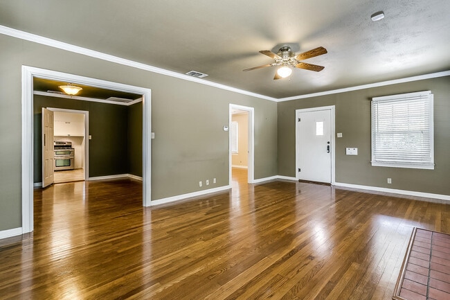 Building Photo - Ready for New Students- 2 Bed, 1 Bath Tudor Home Minutes from TCU- 76109