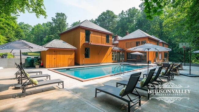 Building Photo - Elegant 7-Bedroom Estate in White Plains –...