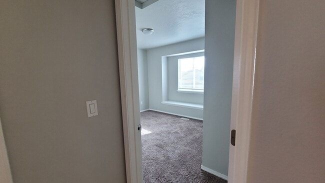 Building Photo - 3200 Robinhood Loop