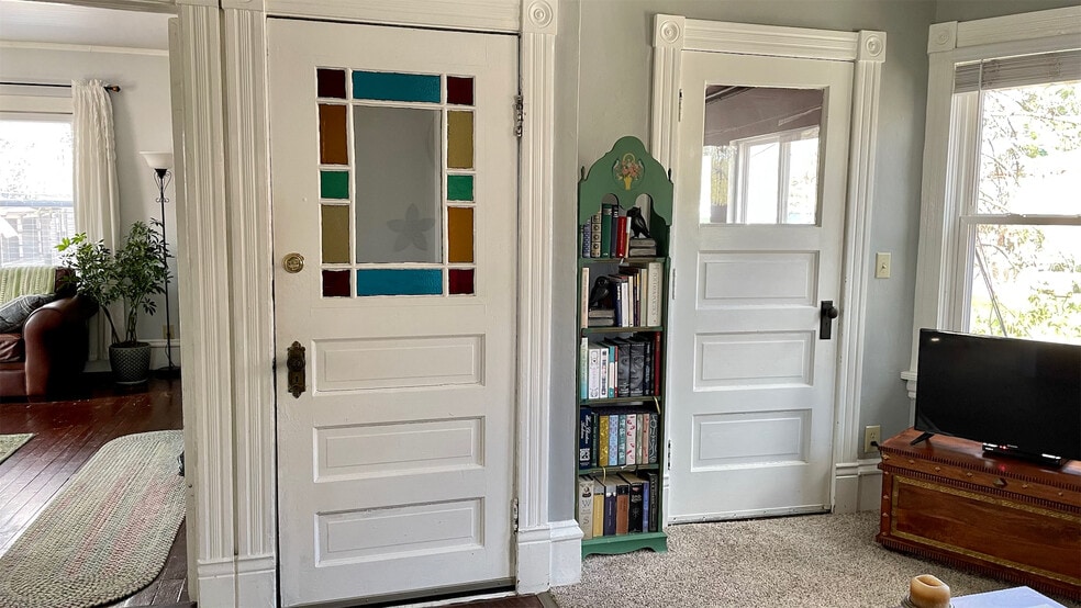 living room / entry - 401 Laurel St W