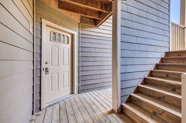 Building Photo - Charming 2 bed 2 bath condo with great water views in gated community in Charlotte on Lake Wylie!