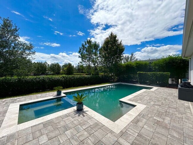 Building Photo - Elegant 5-Bedroom Pool Home for Rent in Sa...