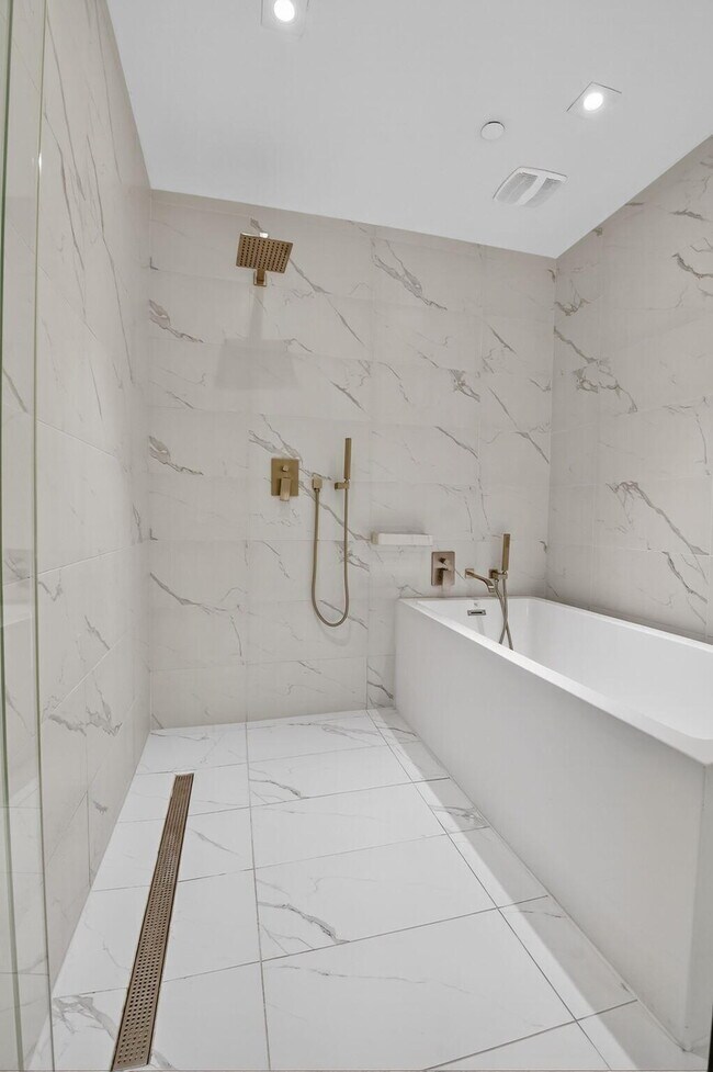 Building Photo - 3100 N Ocean Dr