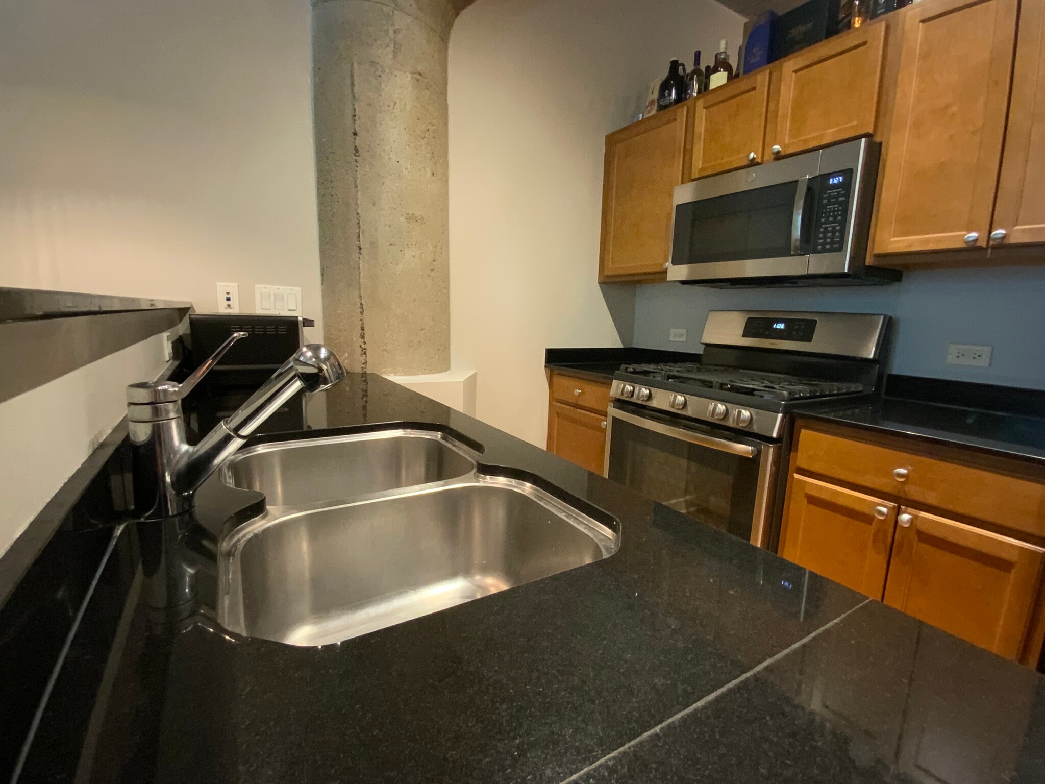 Kitchen - 1033 W 14th Pl