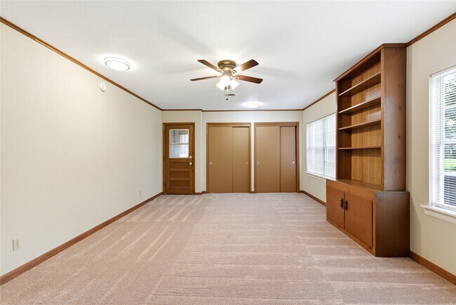 Building Photo - 8406 Highcrest Dr