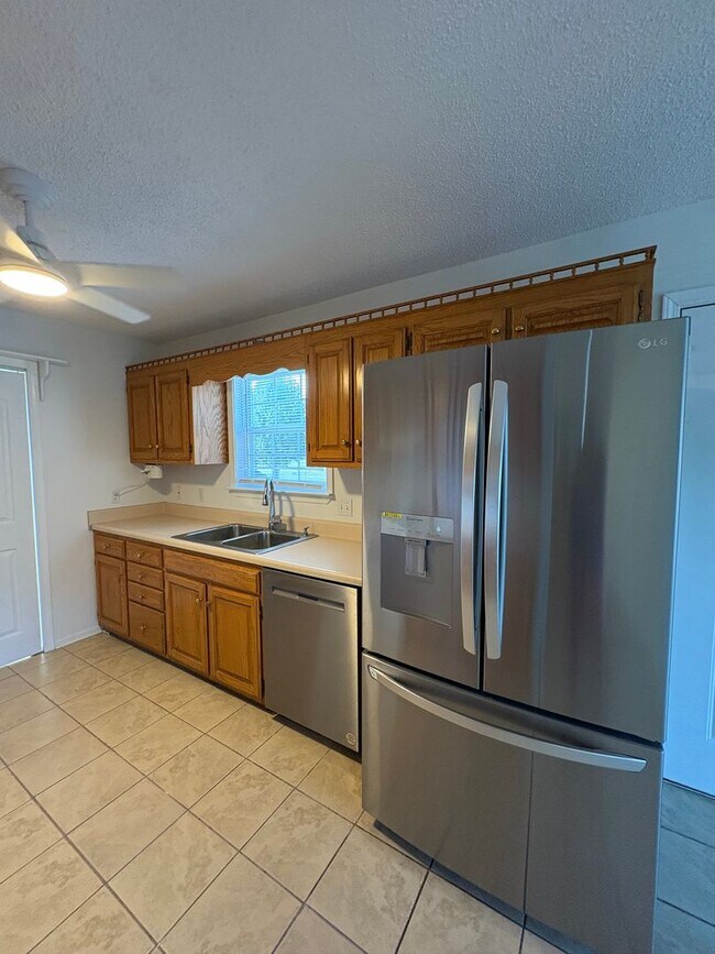 Building Photo - SPACIOUS & Beautiful Home Just Outside She...