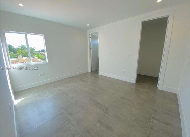 Building Photo - 3653 SW 25th St