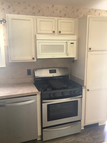 Dishwasher; stove & microwave - 6 Redwood Rd
