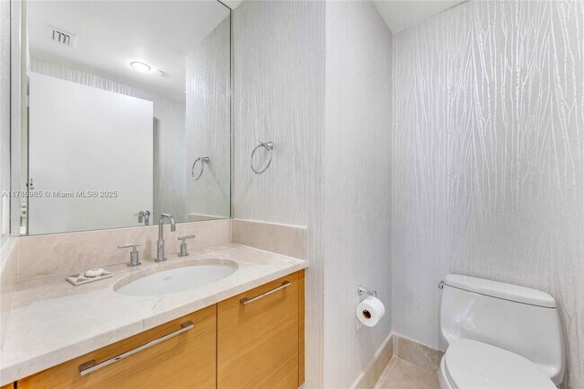 Building Photo - 17001 Collins Ave