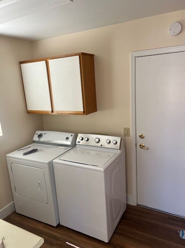 Building Photo - Beautifully Updated 2 Bedroom, 2 Bathroom ...