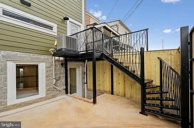 Building Photo - 331 W St NE