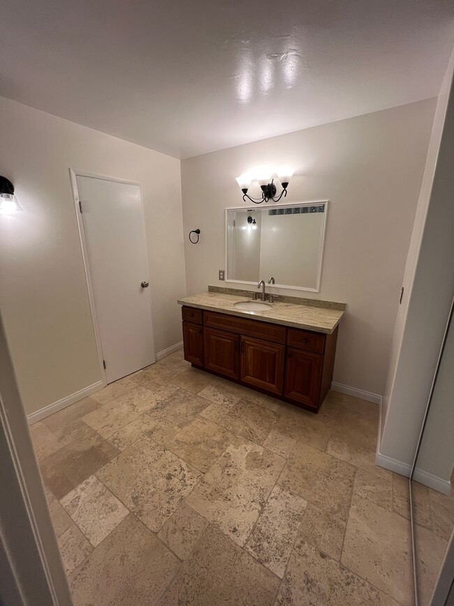 Building Photo - GREAT location, downstairs 2+2 condo