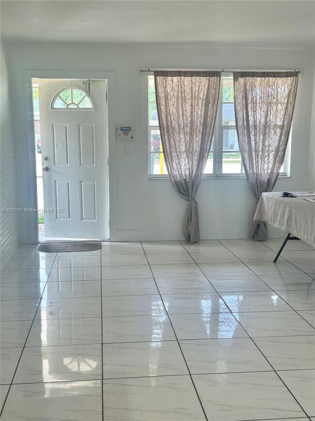 Building Photo - 3 bedroom in Hollywood FL 33020