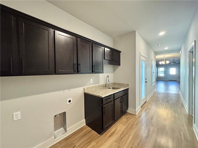 Building Photo - 700 NE Hts Ln