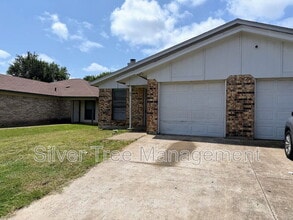 Building Photo - 6845 S Creek Dr