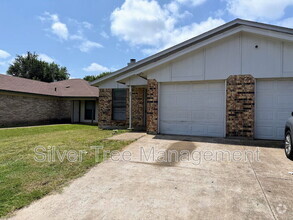 Building Photo - 6845 S Creek Dr