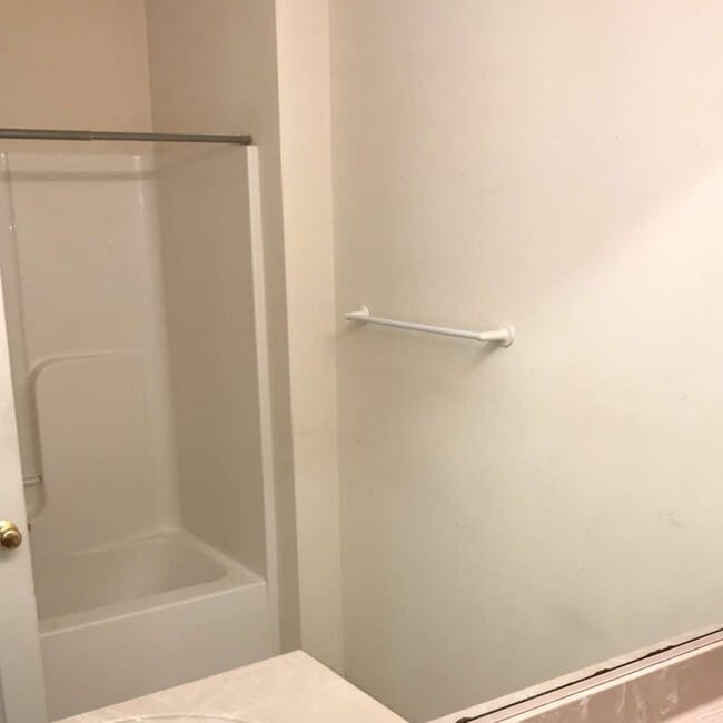 Building Photo - 3 bed, 2 bath Home with GARAGE!