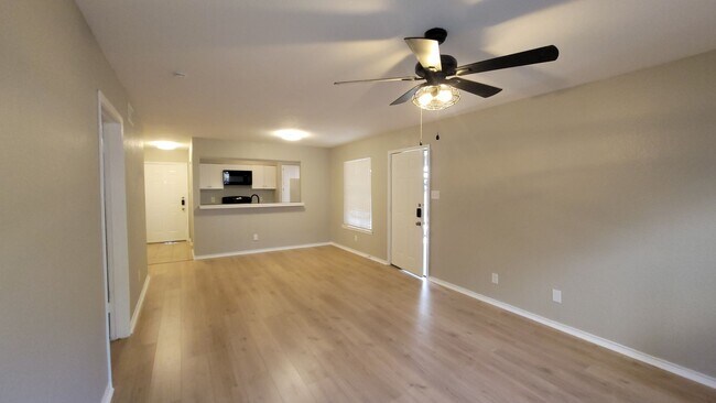 Building Photo - MOVE IN SPECIAL $500 OFF THE FIRST MONTH RENT-Spacious 1 Bedroom Apartment in Balcones Heights