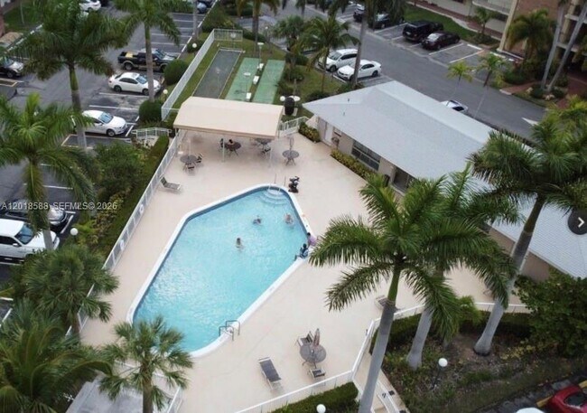 Building Photo - 440 Paradise Isle Blvd