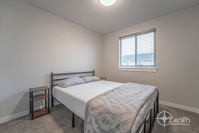 Building Photo - 10004 NE 134th Ave