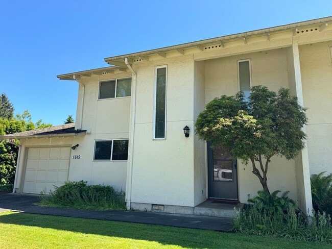 Primary Photo - 3 bedroom 2.5 bathroom duplex off Coburg Rd.