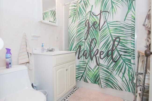 Building Photo - Brookline 3 Bed – 935 Sq Ft – Heat & Hot Water Included – Renovated – 9/1