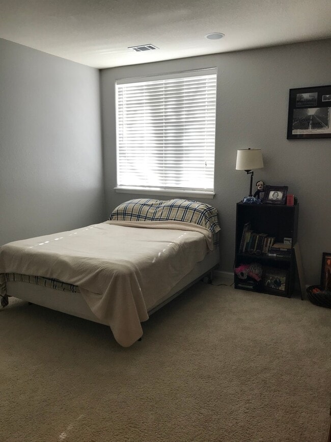 Building Photo - Beautiful 2 Bedroom/2 Bathroom Townhome in Kensington Estates