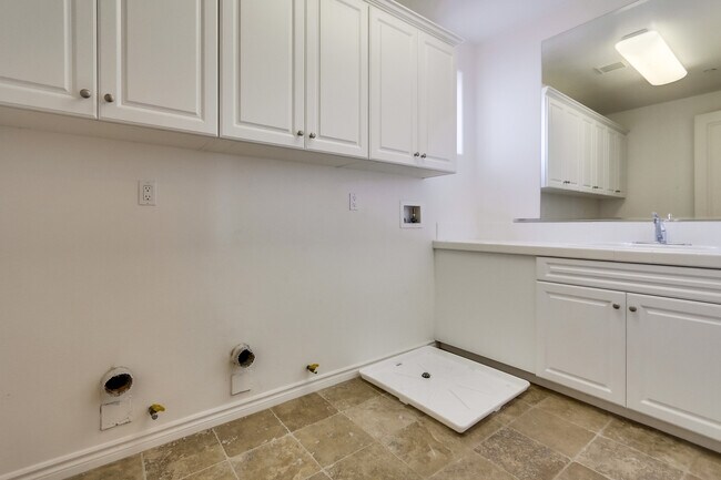 Building Photo - Beautiful 4 bedroom, 4.5 bathroom Home in the Varadero Community