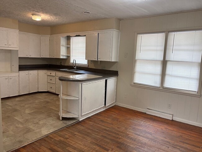 Building Photo - 3 BEDROOM 1 BATH HOME
