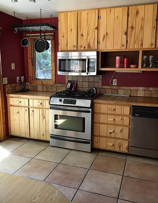 Building Photo - Two Bedroom House Off E 32nd Street