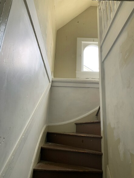Primary Photo - 945 W William St