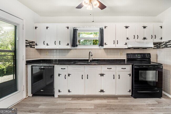 Building Photo - 2563 Beverly Hills Dr