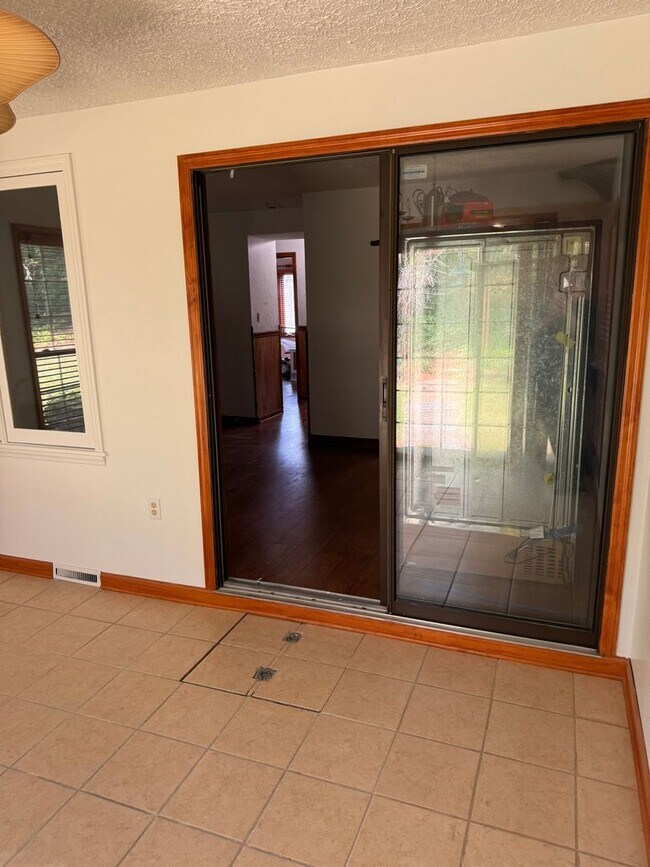 Building Photo - 1175 Pebble Dr