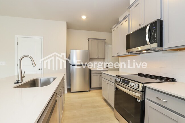 Building Photo - 5543 Hydrangea St