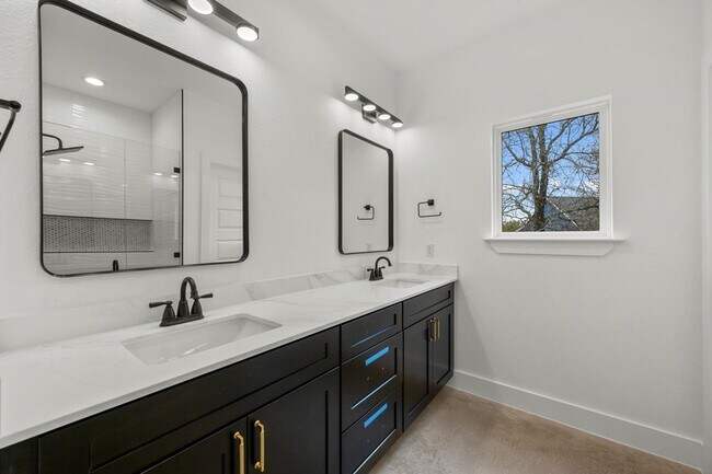 Building Photo - 830 Woodland Hills Dr