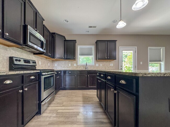Building Photo - Gorgeous 4 Bed 2.5 Bath Home in West Gate