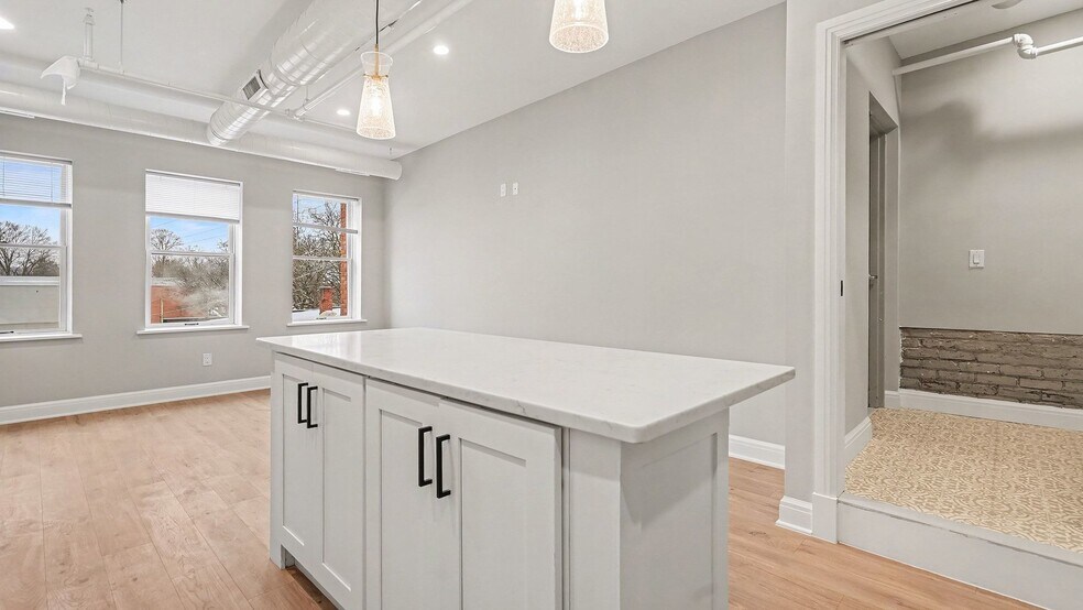 Building Photo - 115 S Main St