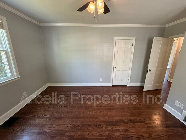 Building Photo - 1437 Valley St