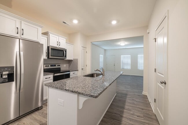 Building Photo - BEAUTIFUL End Unit 2 Bedroom Townhome in Pineville - MOVE IN READY MARCH 2026