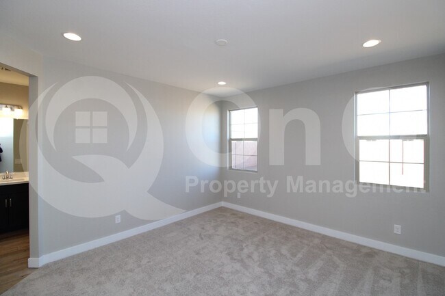 Building Photo - 5716 S Romano