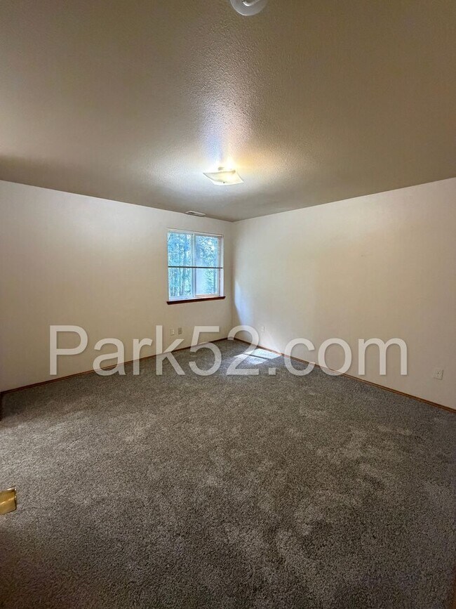 Building Photo - 2 Bedroom Townhome in Gig Harbor - New Flooring!
