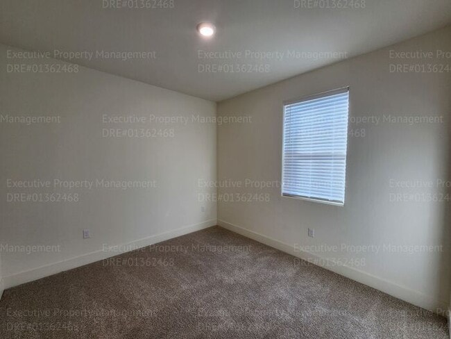 Building Photo - 4 bedroom/ 3 bathroom split-wing home.